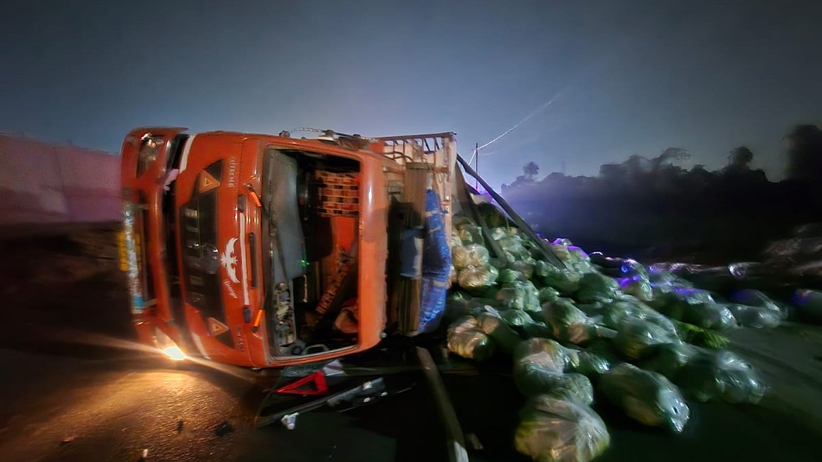 Indore News: Banana-Loaded Truck Overturns On Bypass, Disrupts Traffic