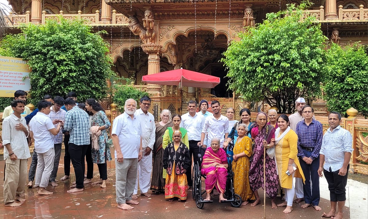 Vijay Phalnikar with elderly living from Apla Ghar's old-age home