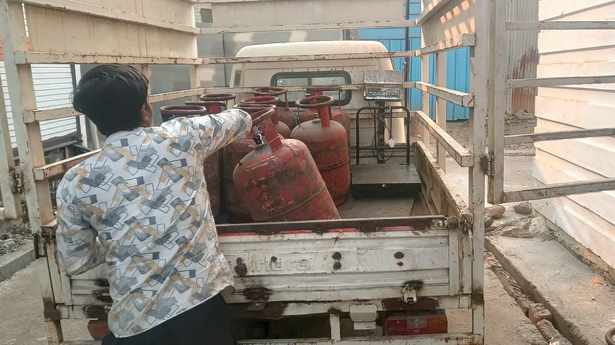 Indore News: Food Department Seizes 15 LPG Cylinders, Equipment