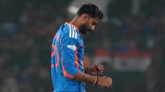 Injury Scare Before ICC T20 World Cup 2026? Axar Patel Bleeds After Blow To Finger In IND Vs NZ 1st T20I 