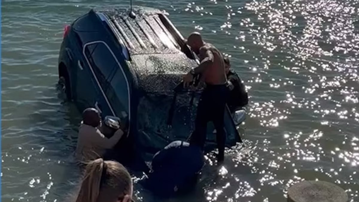 Quick-thinking bystanders turn heroes as a dramatic, last-minute rescue saves a woman moments before her sinking SUV disappears beneath the Lynnhaven waterway in Virginia Beach | X/@DesireeAmerica4