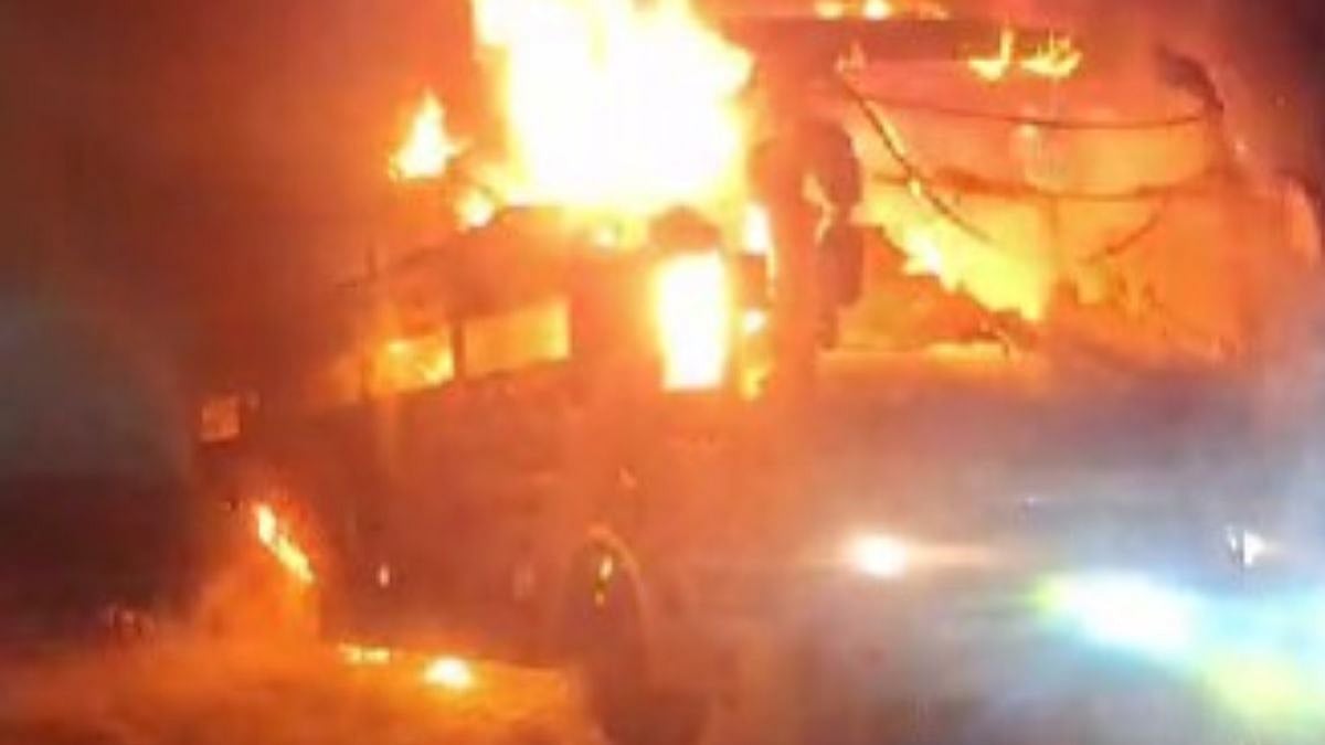 Uttar Pradesh: Passengers Leap To Safety As Bus Catches Fire On Yamuna Expressway In Mathura; No Injuries Reported 