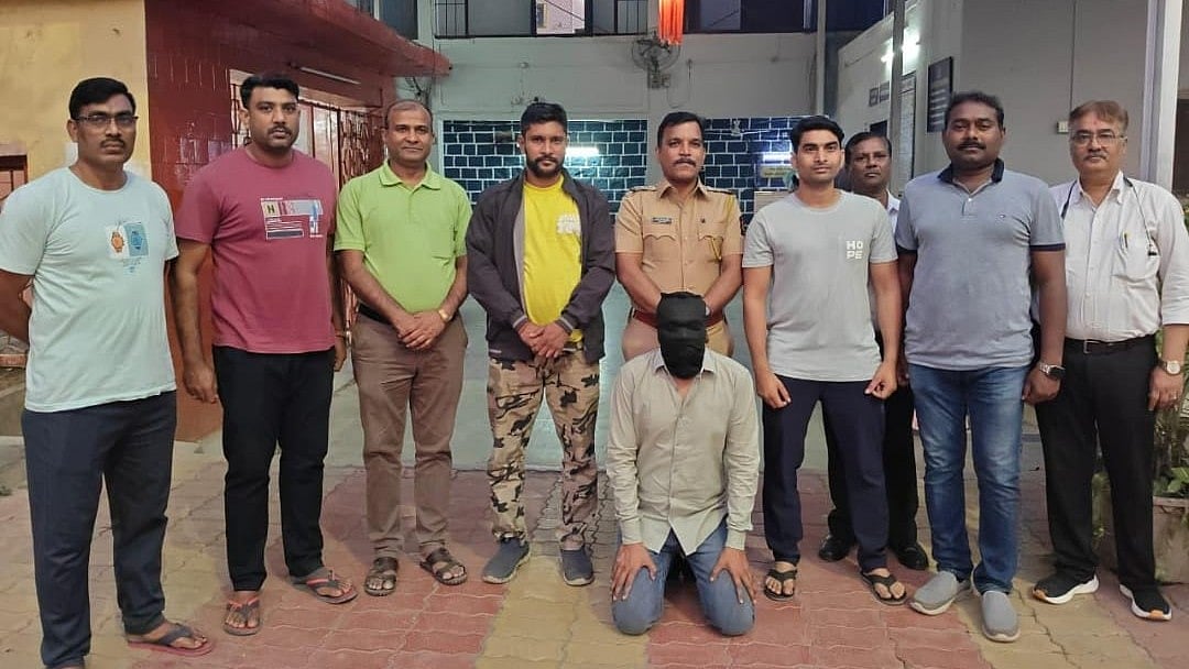 Central Railway Vigilance Catches Man Impersonating Inspector And Taking Bribe 