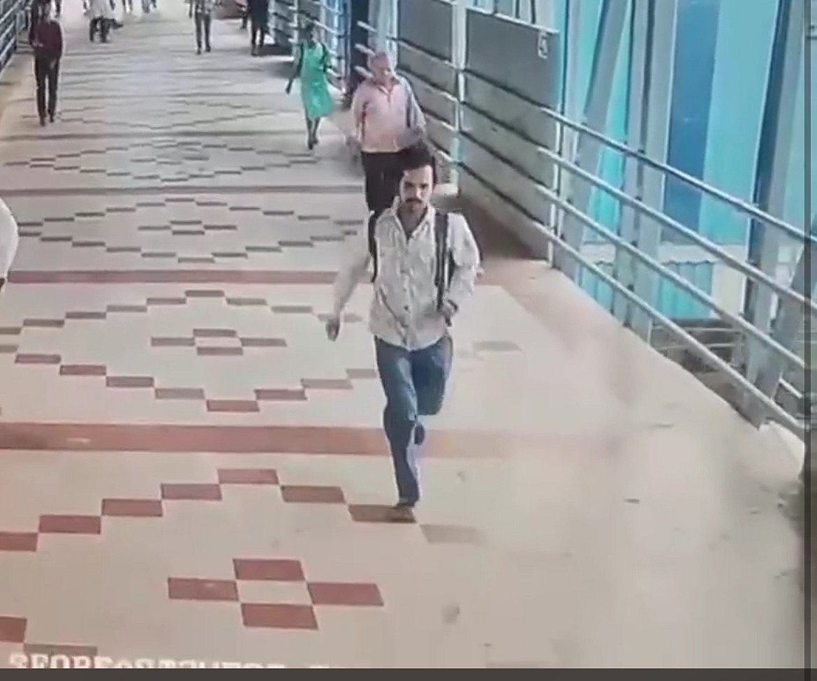 Malad Train Murder: Chilling CCTV Footage Captures Suspect Running Across Foot Overbridge After Stabbing; Video 