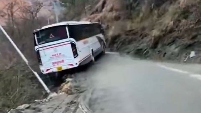Video: Narrow Escape For Tourists As Bus Skids Near Parvati River In Kullu