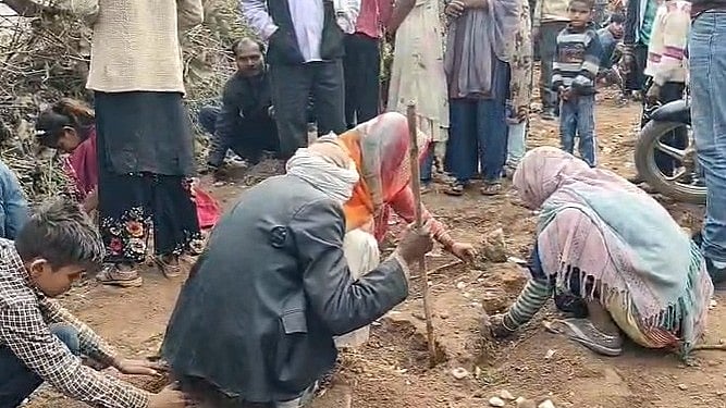 MP News: Gold Coins Found Under Excavated Soil In Chhatarpur’s Rajgarh Palace Area; Crowd Races To...