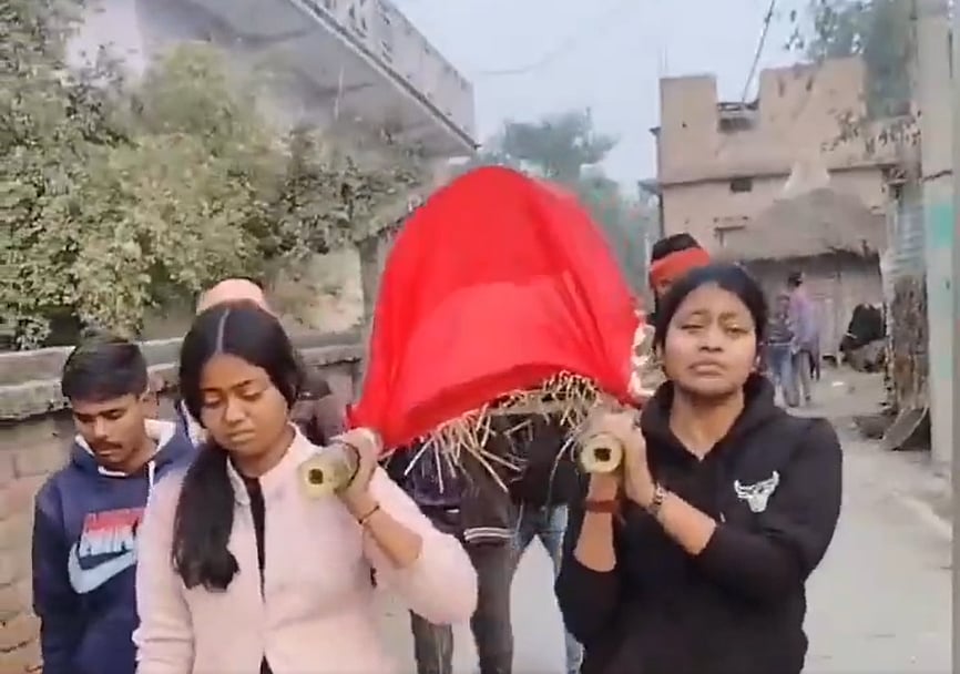 Heartbreaking Visuals: Daughters Carry Dead Mother's Bier & Light Funeral Pyre After No Relatives Showed Up For Last Rites 