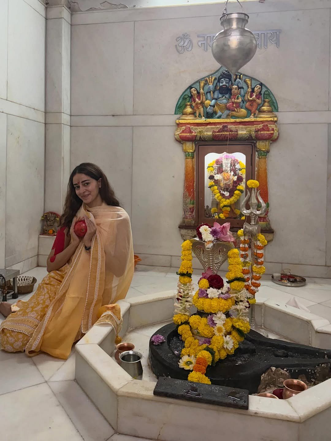 Ananya Panday's No-Makeup, Simple Kurta Look To Visit Mahadev Temple Wins Internet Hearts