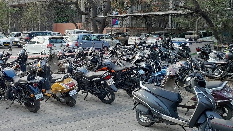 The Western Suburban Traffic Police have imposed a three-month ban on unauthorized parking along Kurar Village Road in Malad (East), from Akash Pan Shop to Babaji Konse Marg, on both sides of the stretch. | File Photo