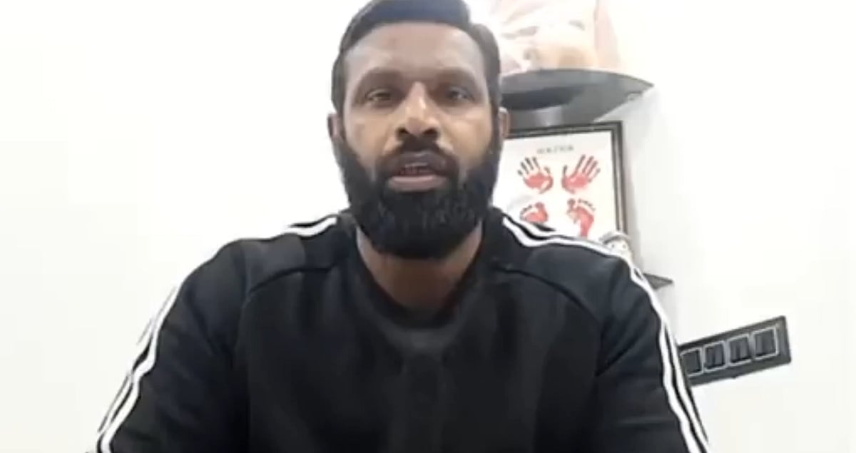 'Mai Rahu Na Rahu....': Bajrang Dal Mob Gathers To Attack Mohammad Deepak Over 'Baba' Cloth Store Controversy - Watch Video 