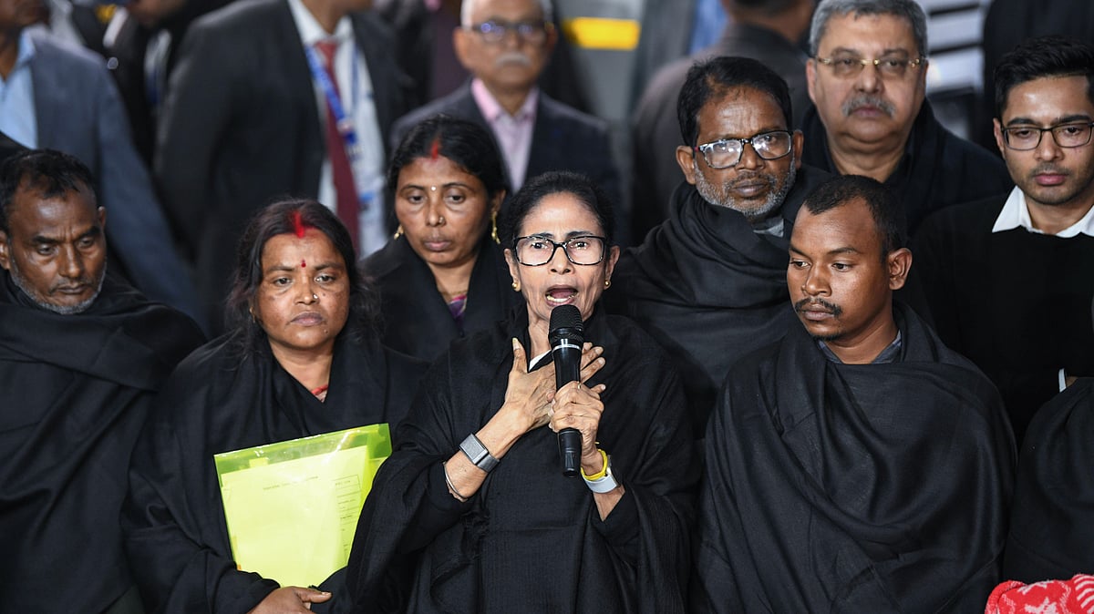 VIDEO: West Bengal CM Mamata Banerjee Alleges Delhi Police Harassment Of Bengali Families At Banga Bhawan 