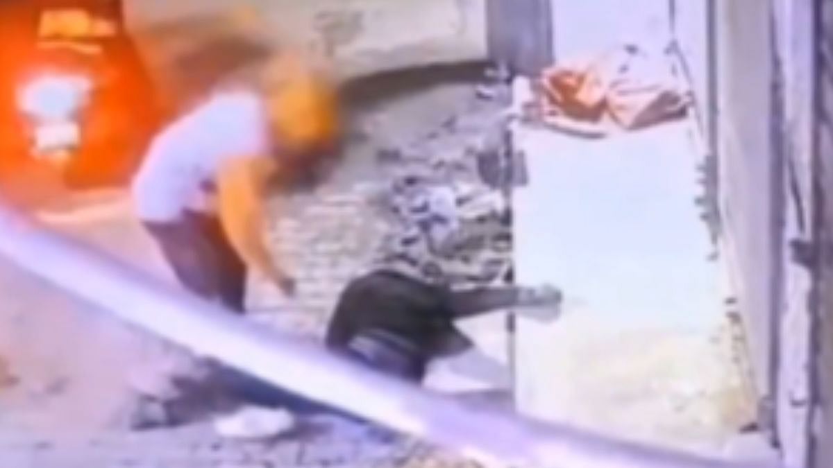 Shameful! Bikers Steal Phone & Flee After Man Collapses On Road In Delhi; Incident Caught On Camera