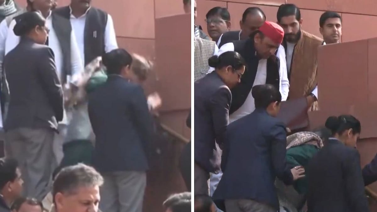 Congress MP Shashi Tharoor Slips On Parliament Stairs, SP Chief Akhilesh Yadav Rushes To Help |...