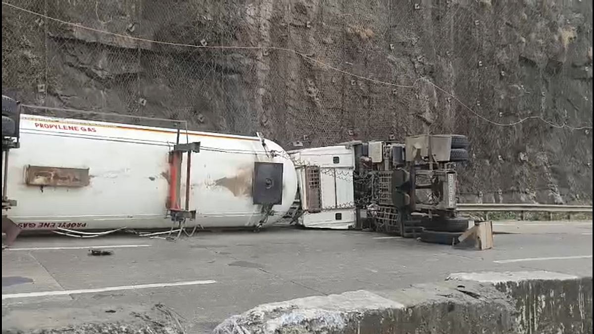 Maharashtra: Propylene Gas Tanker Overturns At Khandala, Traffic On Mumbai–Pune Expressway Disrupted For Over 12 Hours 