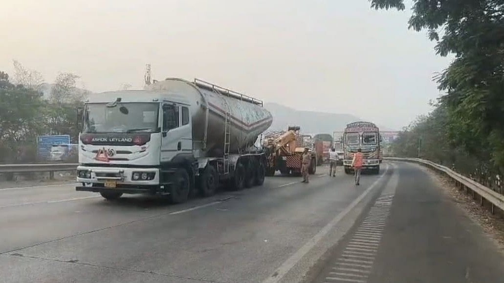 Mumbai–Pune Expressway Jammed For Hours After Propylene Gas Tanker Accident 