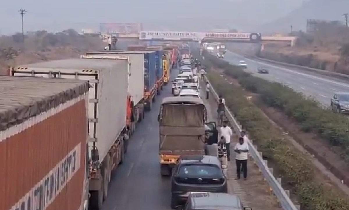 VIDEO: Cement Container Breakdown Triggers Traffic Jam Near Lonavala On Mumbai-Pune Expressway