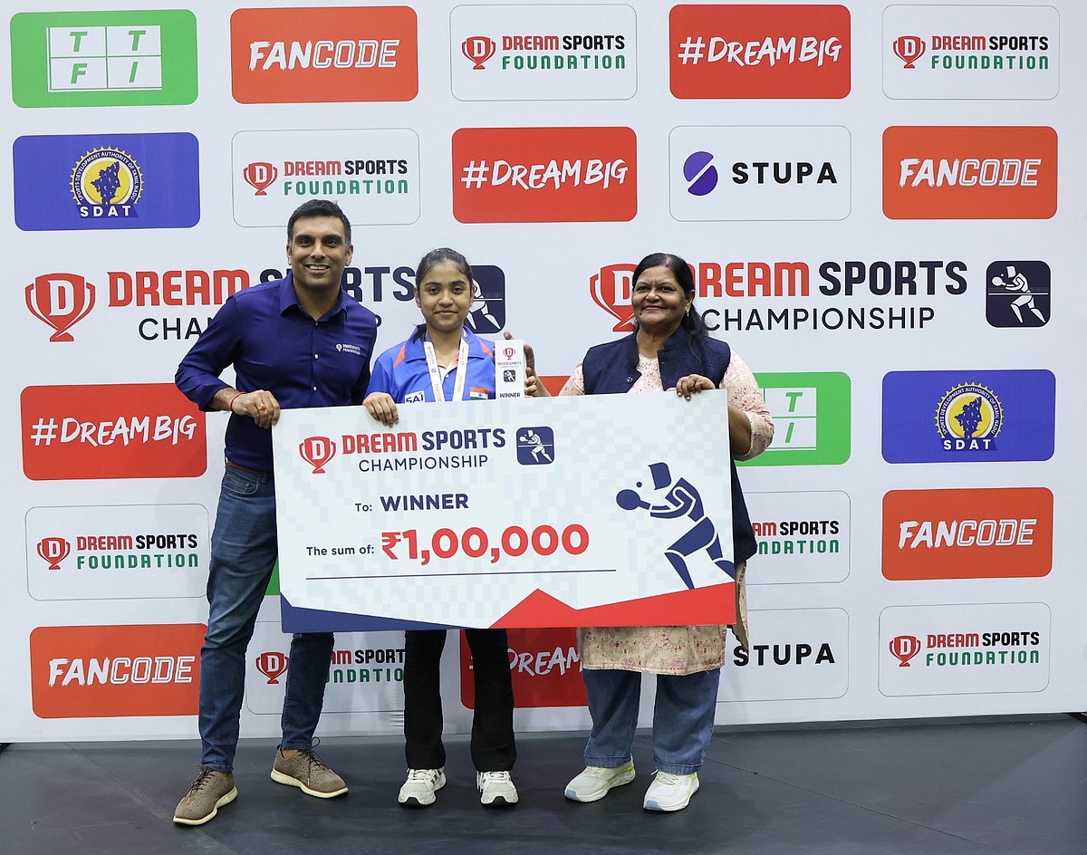 Neel Shah, CEO, Dream Sports Foundation and Professor Lily Pushpam, Registrar TNPESU present the trophy and cheque to the winner