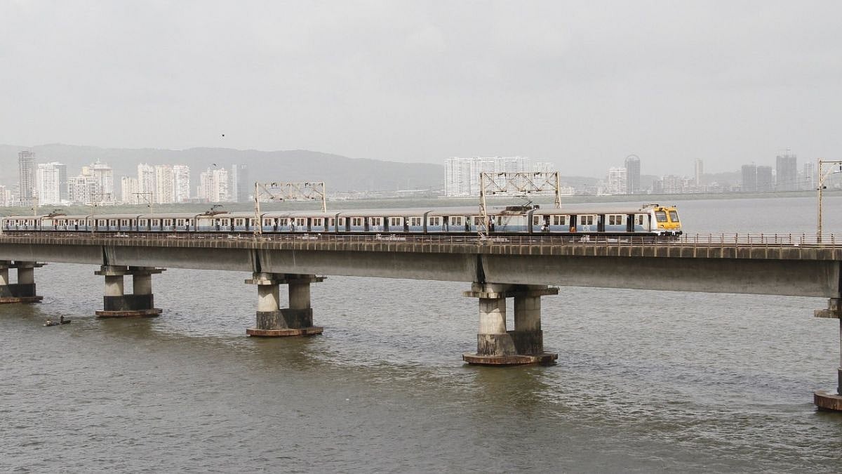 Navi Mumbai: 38-Year-Old Man Jumps From CSMT–Panvel Train Into Vashi Creek, Rescued by Fishermen 