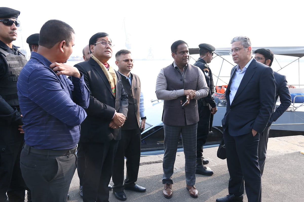 Union Minister Sonowal visits Mumbai Port Authority
