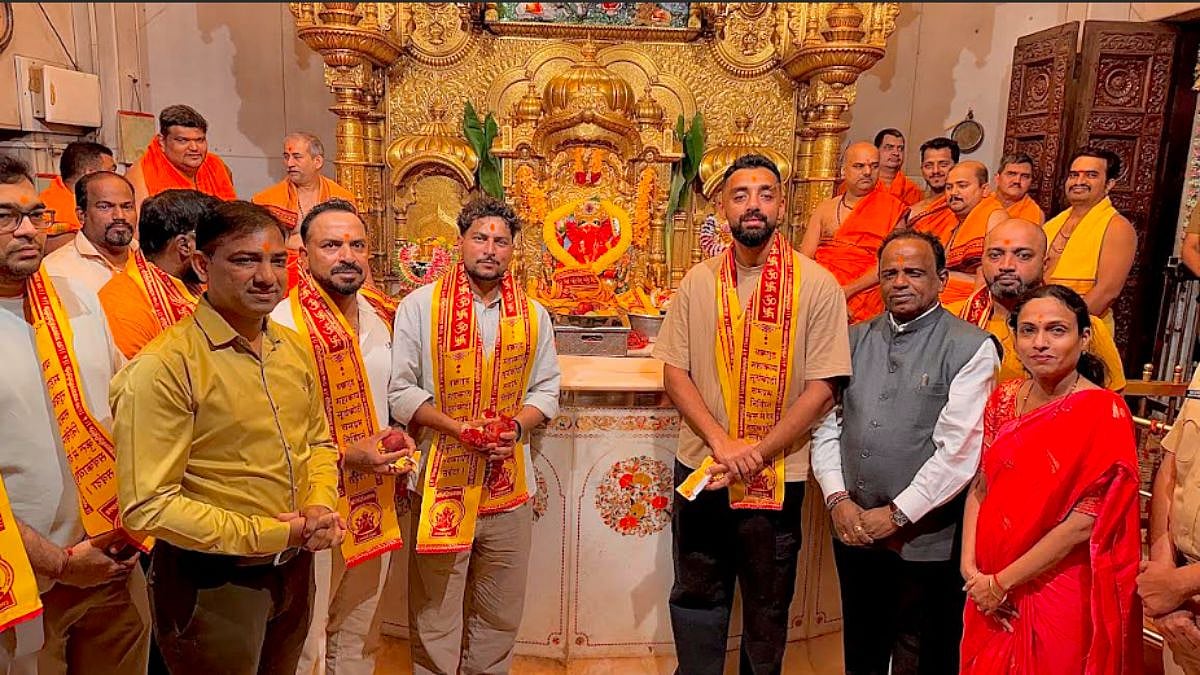 Kuldeep Yadav And Varun Chakravarthy Visit Shri Siddhivinayak Ganapati Temple 