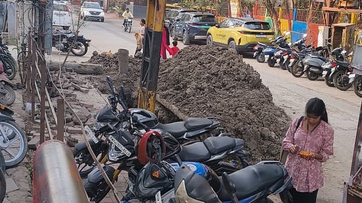 Indore News: Open Narmada Pipeline Pit Poses Threat To Commuters On Bhanwarkua Road