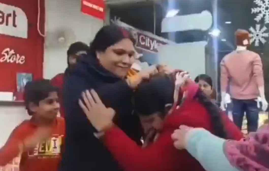 Shocking! Wife Vs Girlfriend Clash Caught On Camera; Video Of Heated Brawl Over Valentine's Day Shopping At UP's Sonbhadra Mall Goes Viral 