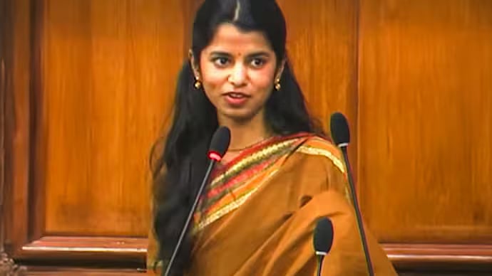 'Not Satisfied With Response': Maithili Thakur Questions Health Minister Over Dilapidated Hospital |...