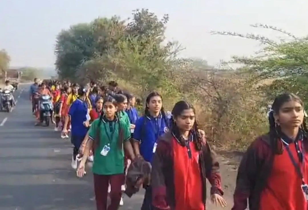 MP News: Accusing Principal Of Casteist Slurs, Mismanagement, Ambua Schoolgirls March To Meet Collector | 
