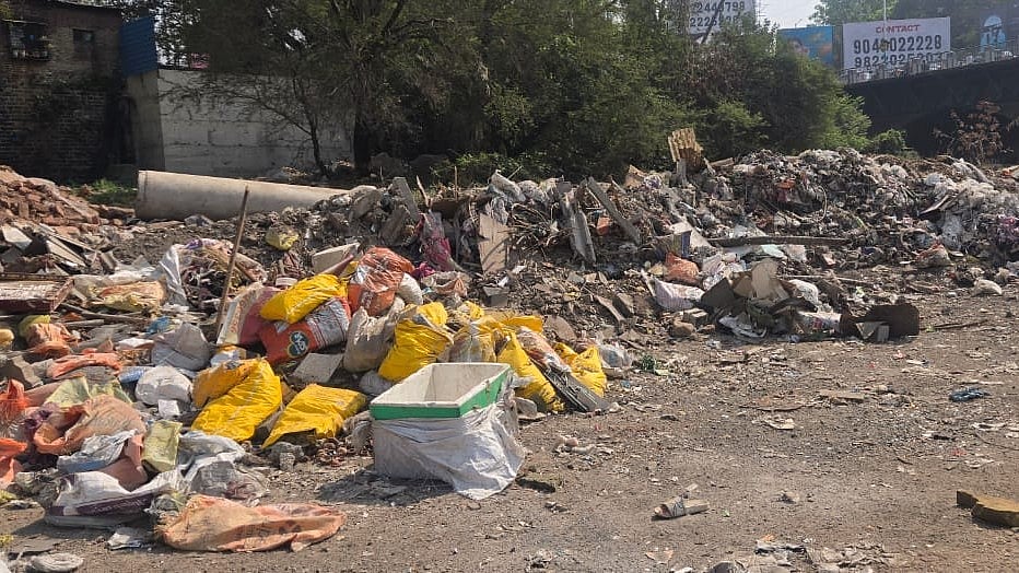 Pune: Trucks Unload Rubble In Riverbed Between Bhide & Lakdi Bridges; Residents Question PMC