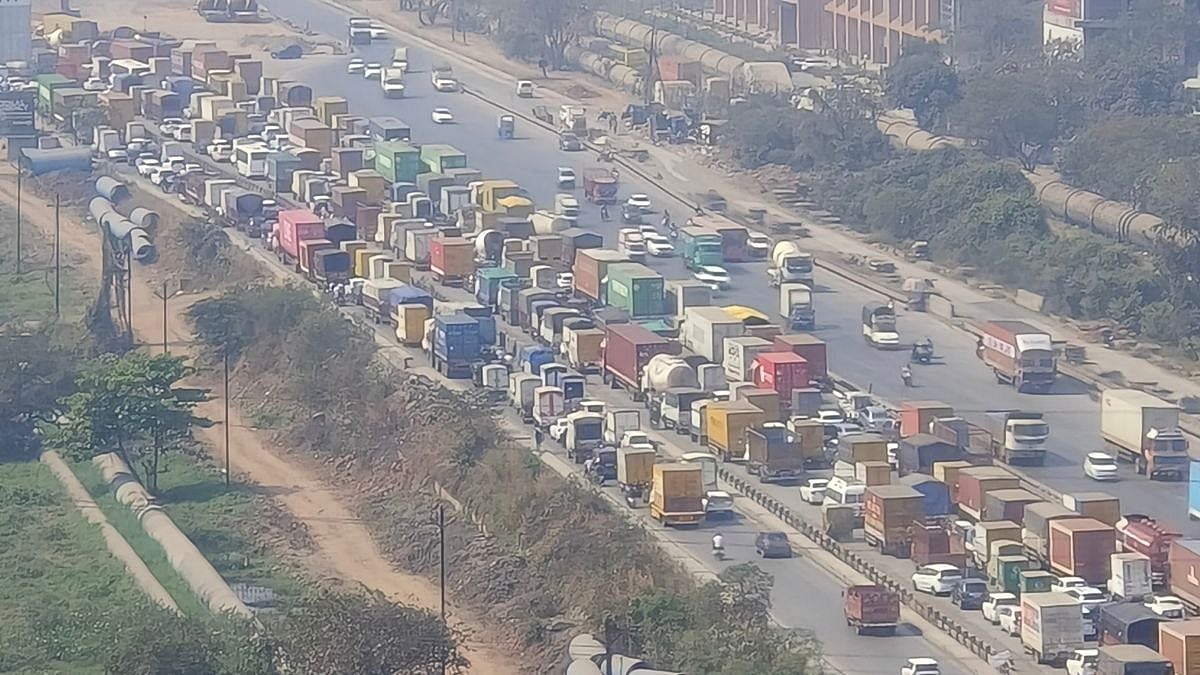 Bhiwandi Traffic Chaos: Massive Jam On Mumbai–Nashik Highway As Flyover Works Cripple Vehicular Movement; Ambulances Among Vehicles Stranded | VIDEO 