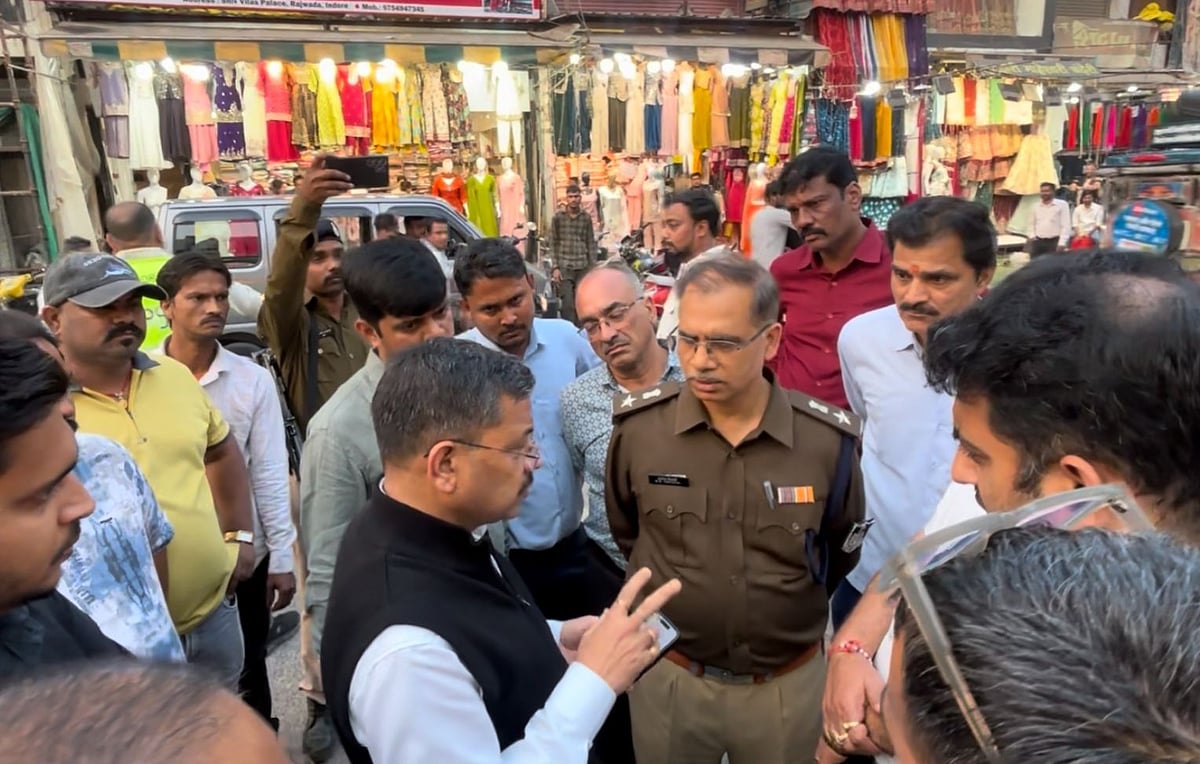 Indore News: DCP Rajesh Kumar Tripathi Inspects Rajwada To Streamline Traffic, Parking