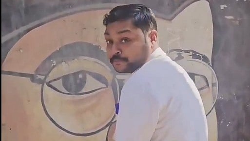 'Joote Se Maaro Isko': Man Caught Urinating On Subhash Chandra Bose's Painting On Roadside; Video...