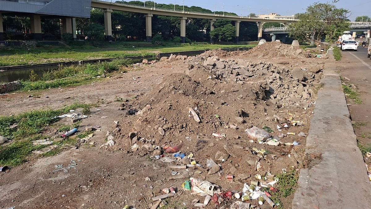 PMC Cracks Down: Developer Dumps Debris In Mutha Riverbed, Police Case Filed, ₹10 Lakh Fine, Stop-Work Notice Issued 