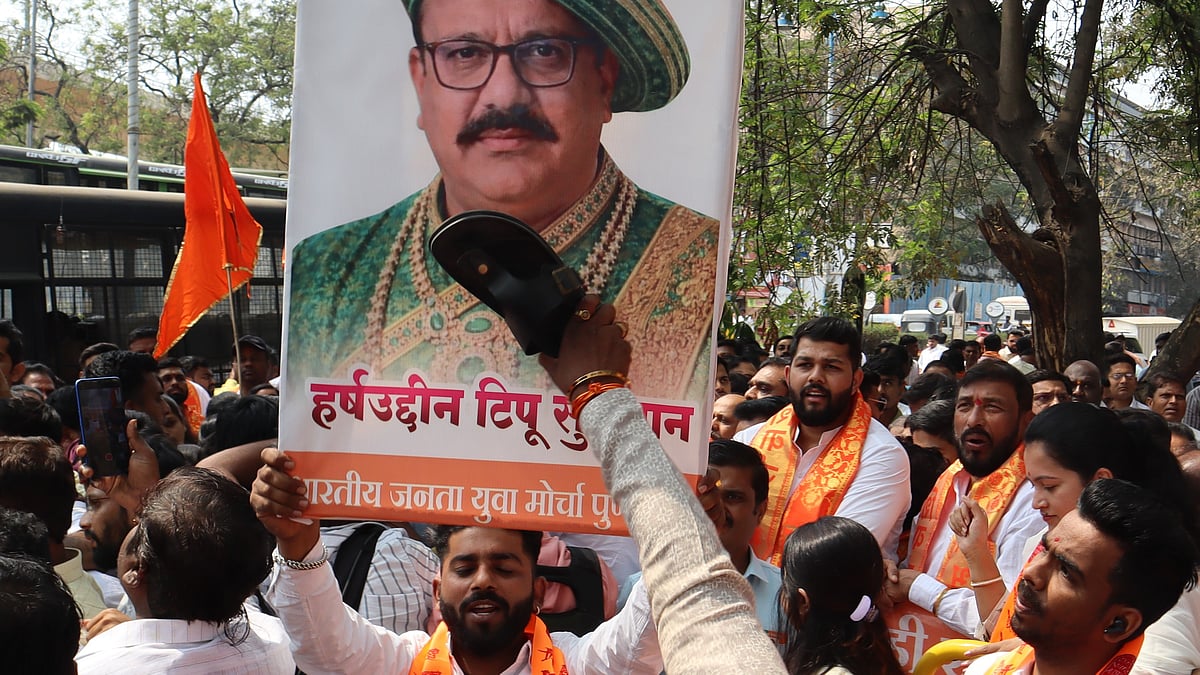 Pune: Tipu–Chhatrapati Shivaji Comment Triggers BJP–Congress Clash, Stone Pelting Outside Congress Bhavan | PHOTOS 