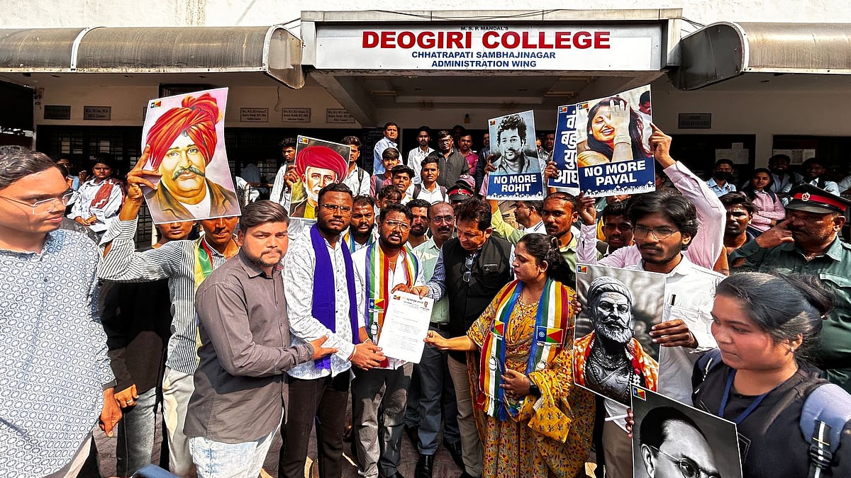 Vanchit Bahujan Yuva Aghadi Protests Alleged Fee Hike At Deogiri College In Chhatrapati...
