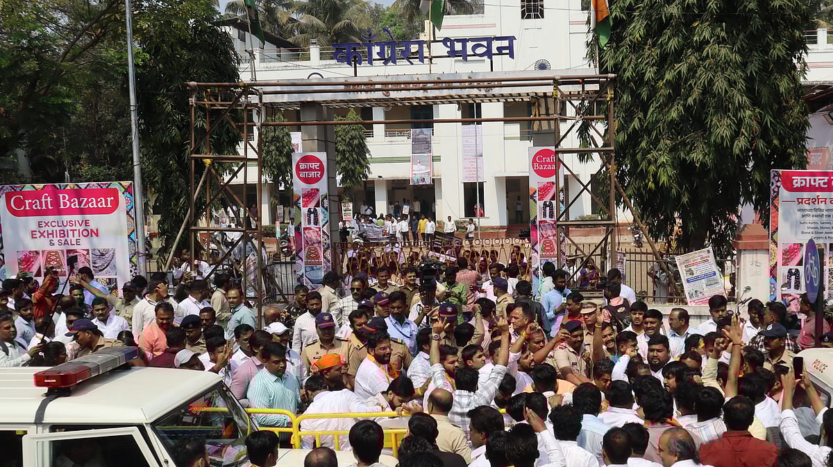Pune: Tipu–Chhatrapati Shivaji Comment Triggers BJP–Congress Clash, Stone Pelting Outside Congress Bhavan | PHOTOS 