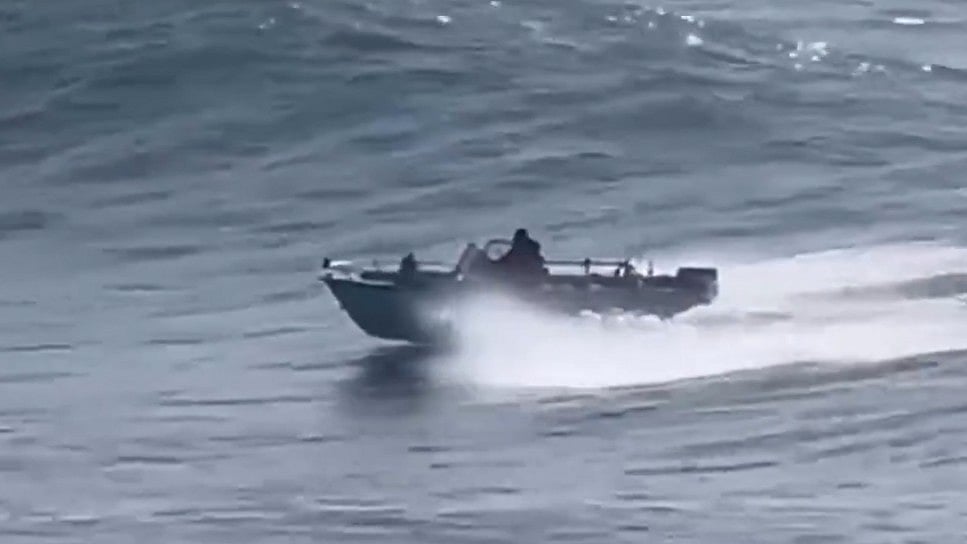 Dramatic Rescue! California Surfers Brave Massive Waves To Rescue Family Of 6 After Boat Capsizes |...