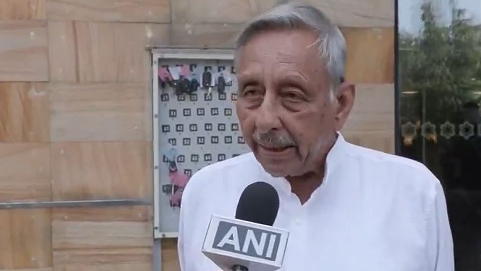 'Who Will Vote For A Party At War With Itself?': Mani Shankar Aiyar Praises Pinarayi, Slams Congress...