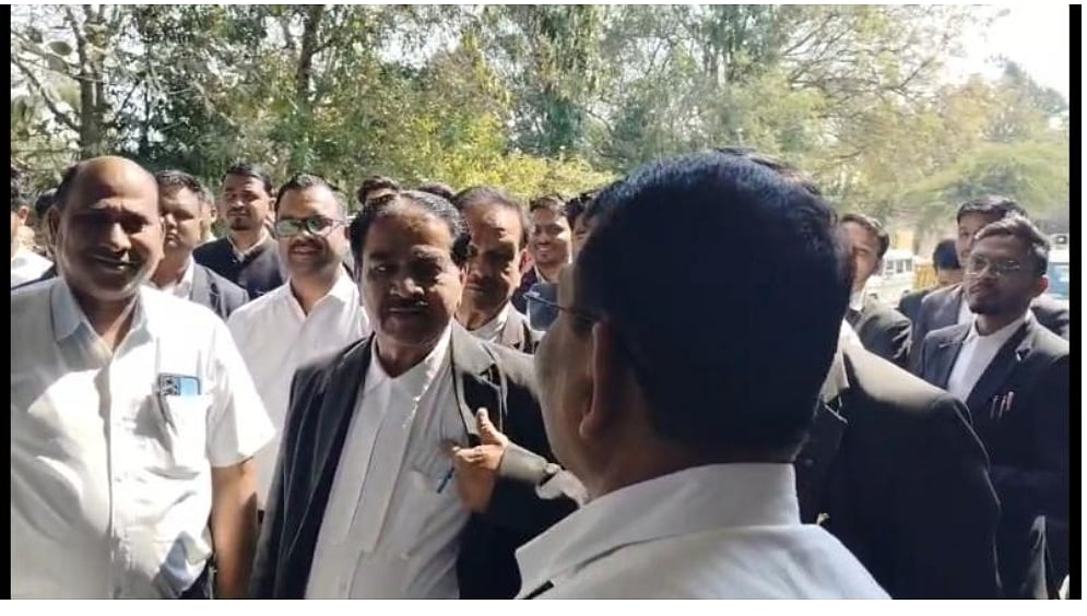 MP News: Lawyers In Jhabua Caution Against Statewide Court Boycott