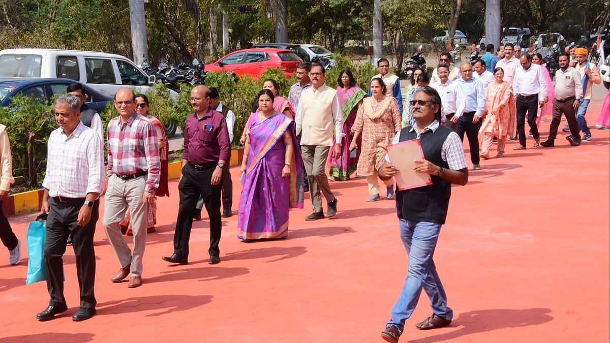 Indore News: DAVV Convocation; Nothing But A Photo Opportunity