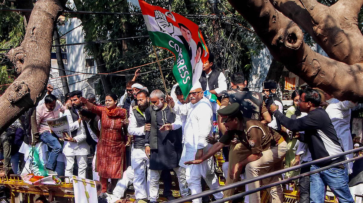 Congress Workers Clash With Police, Climb Barricades During Assembly Gherao Over MGNREGA In Lucknow 