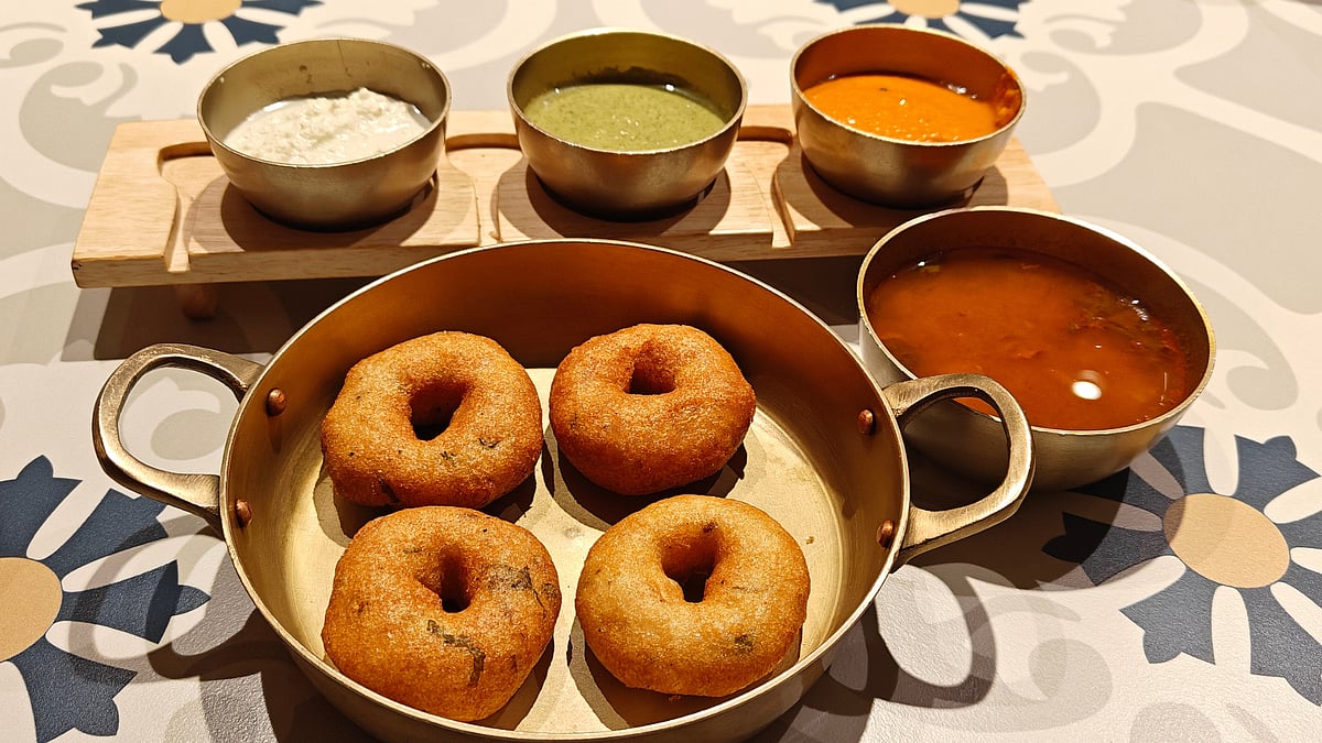 Unsweetened sambar is not just the hero on this table! You can choose among three lovely chutneys (tomato, coriander and coconut)