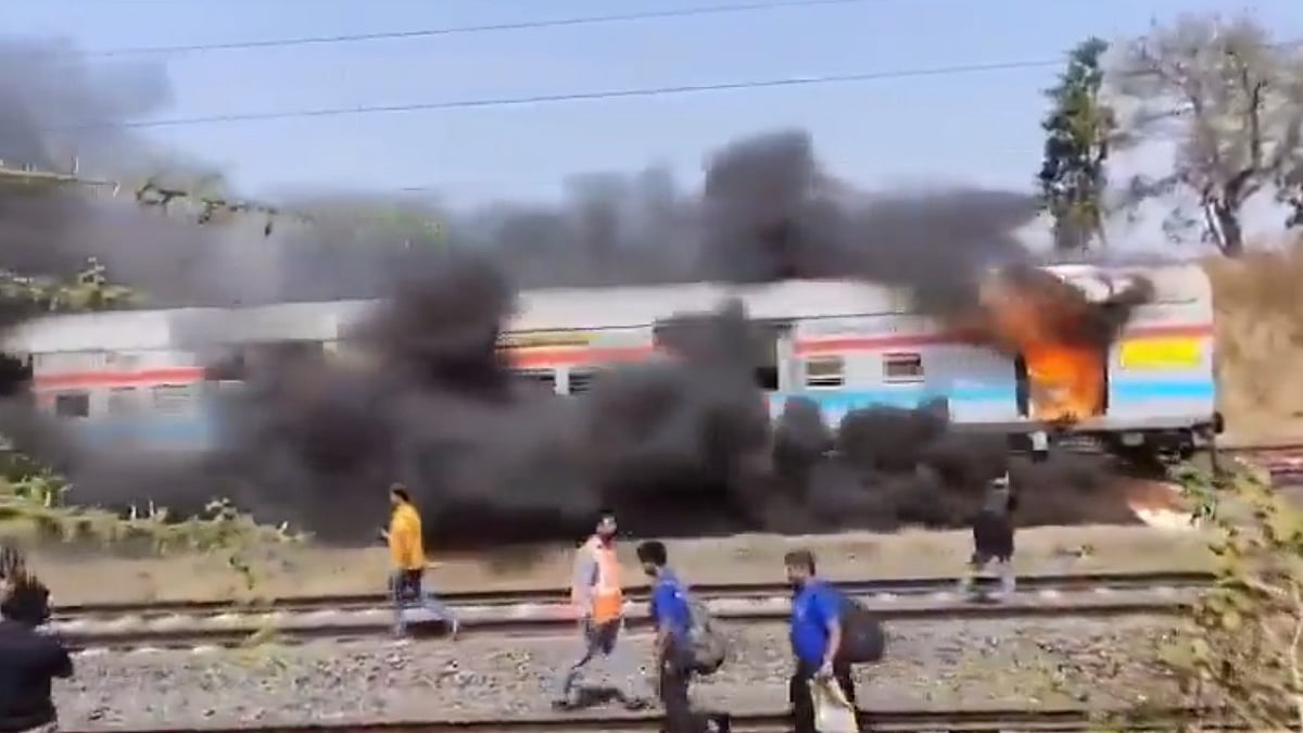 Maharashtra: Chennai Bound Grant Trunk Express Train Coach Catches Fire In Wardha, No Casualties Reported - VIDEO 