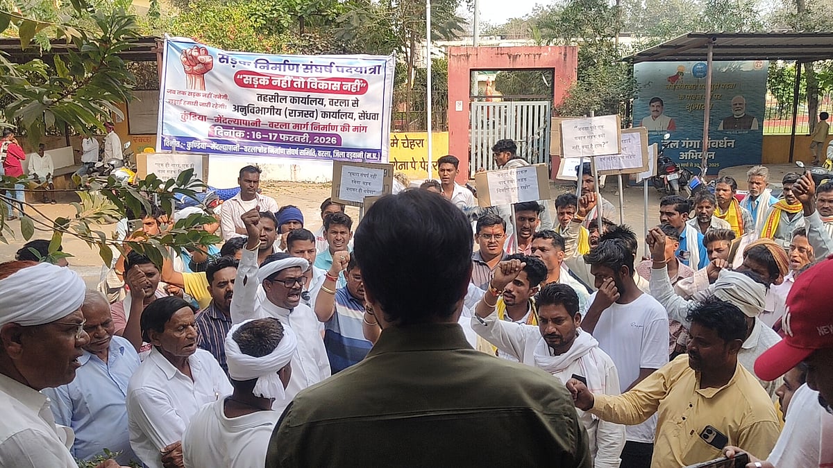 MP News: Kundia-Mendlyapani Road Construction; Residents March In Protest, Submit Memorandum | FP Photo