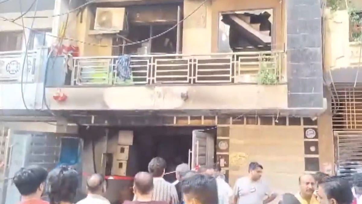 Delhi: LPG Cylinder Explodes During Firefighting Operation; Police, Fire Personnel Among 13 Injured, Videos Surface 