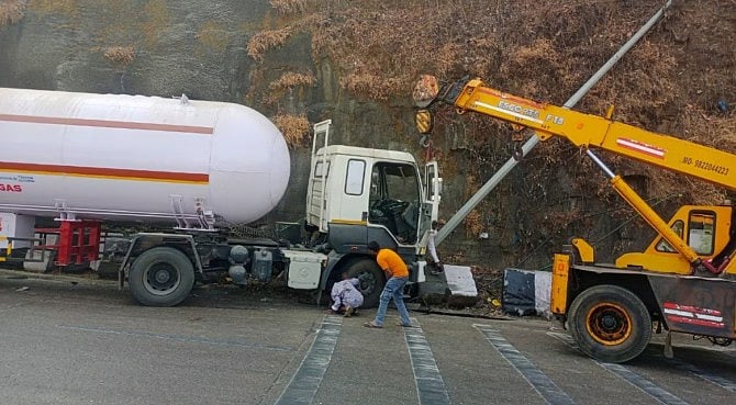 Gas Tanker Brake Failure On Mumbai Pune-Expressway Averts Major Disaster Near Amrutanjan Bridge, Traffic Disrupted 