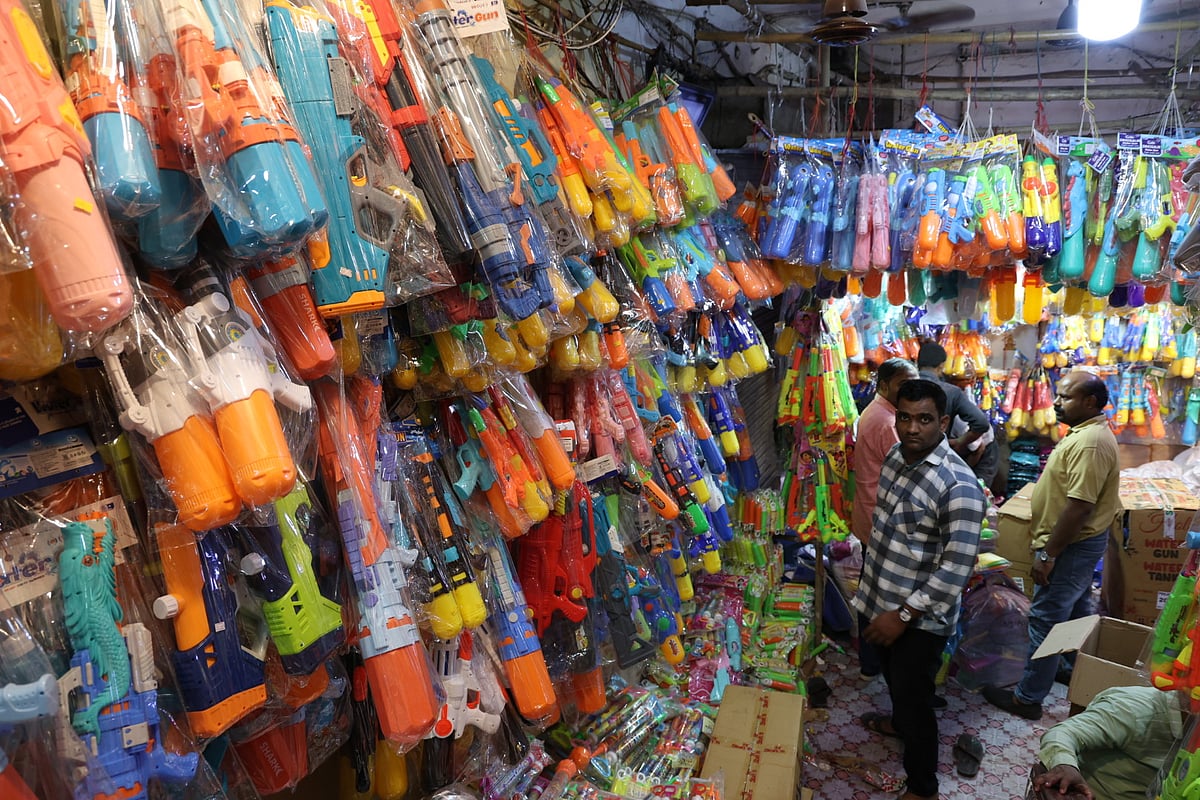 The city is preparing for Holi festivities with shops in Masjid Bandar
displaying vibrant colours, balloons and water guns.