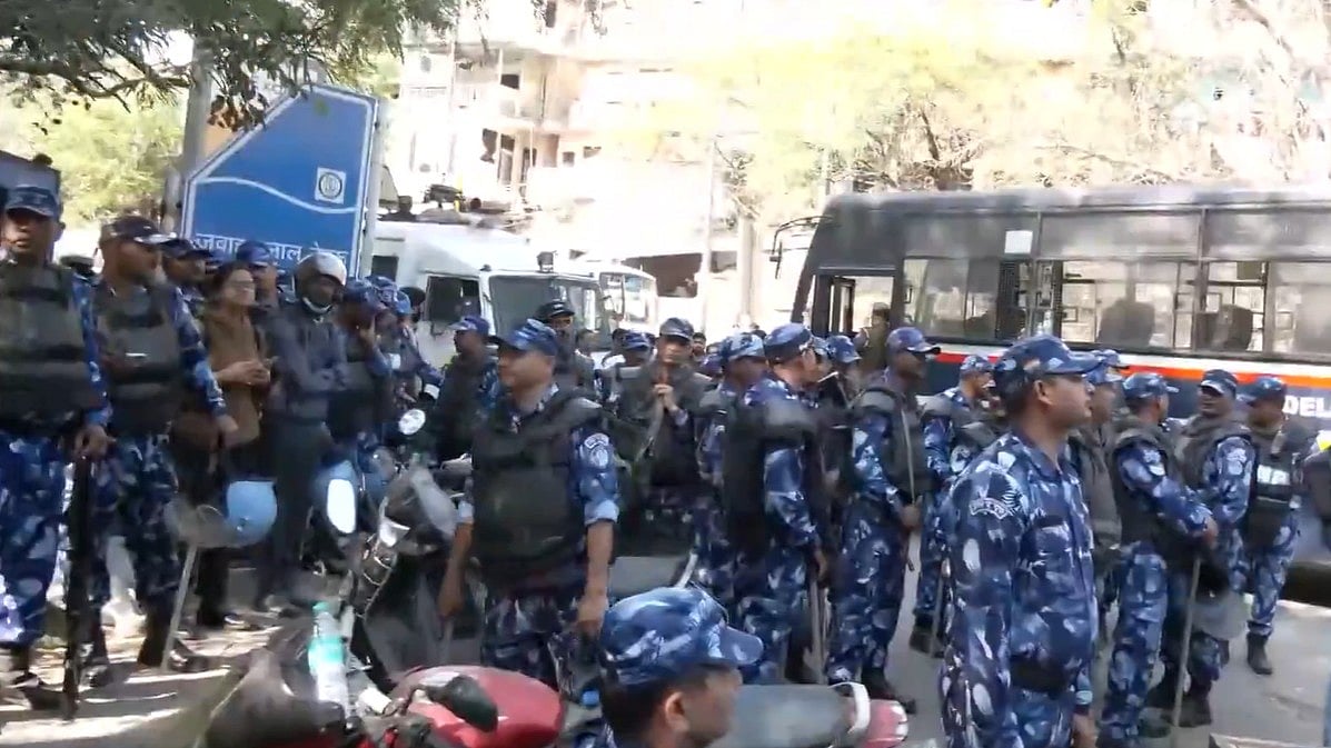 Delhi Police Stop JNUSU Students' Protest Rally At Jawaharlal Nehru University Main Gate | VIDEO 