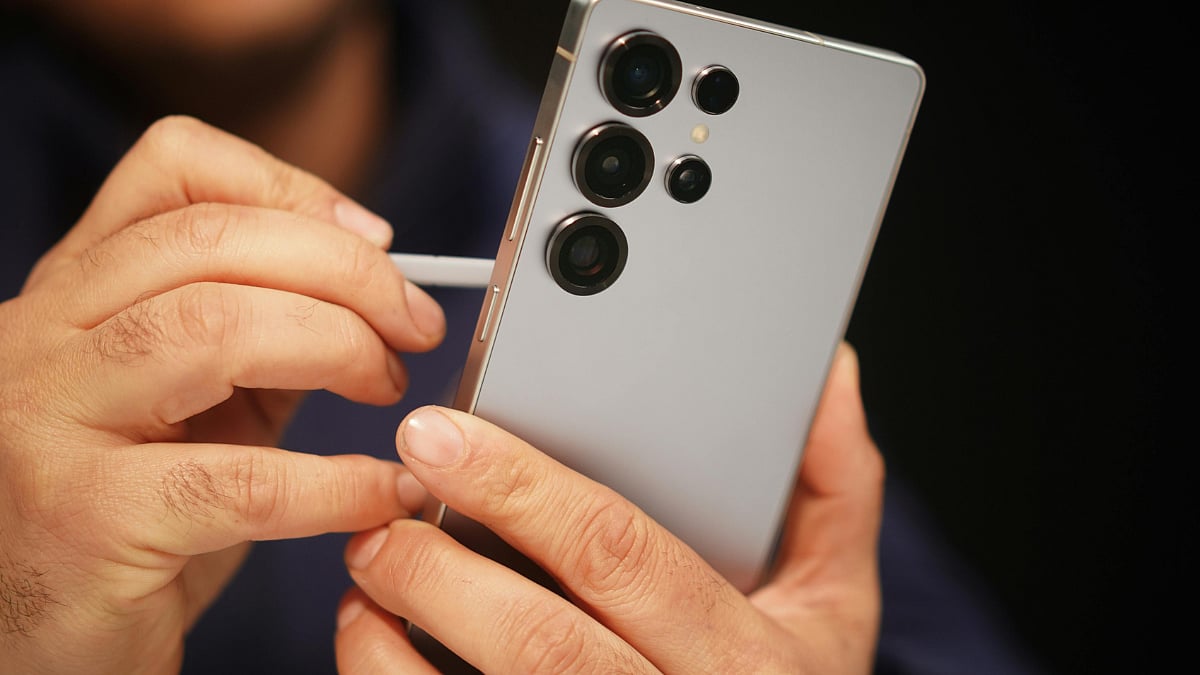 DVA To Be Key In Smartphone PLI 2.0 To Achieve $300 Billion Electronics Production Target By 2030 