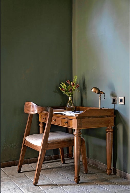 A work nook at Amalia Vaddo villa by Isprava
